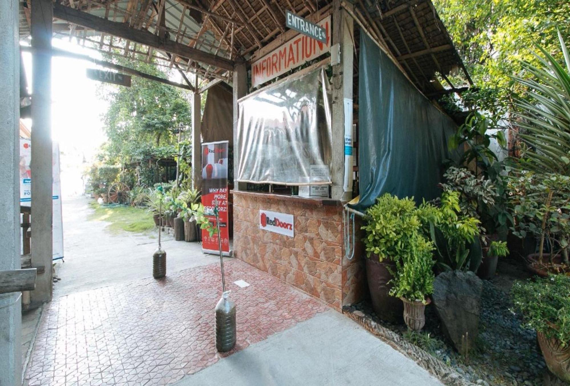 Reddoorz Hostel At Megans Paradisio Beach Resort 산 안토니오 외부 사진