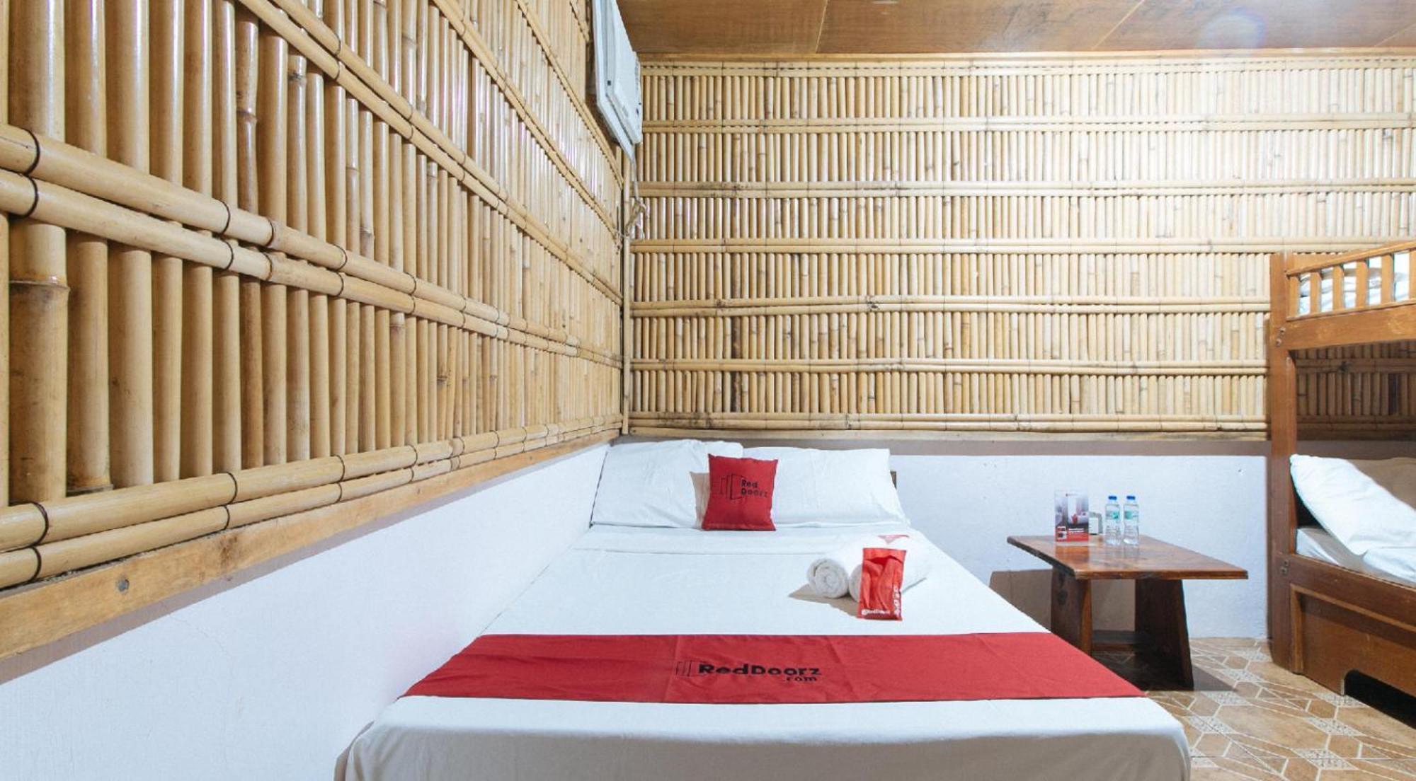Reddoorz Hostel At Megans Paradisio Beach Resort 산 안토니오 외부 사진