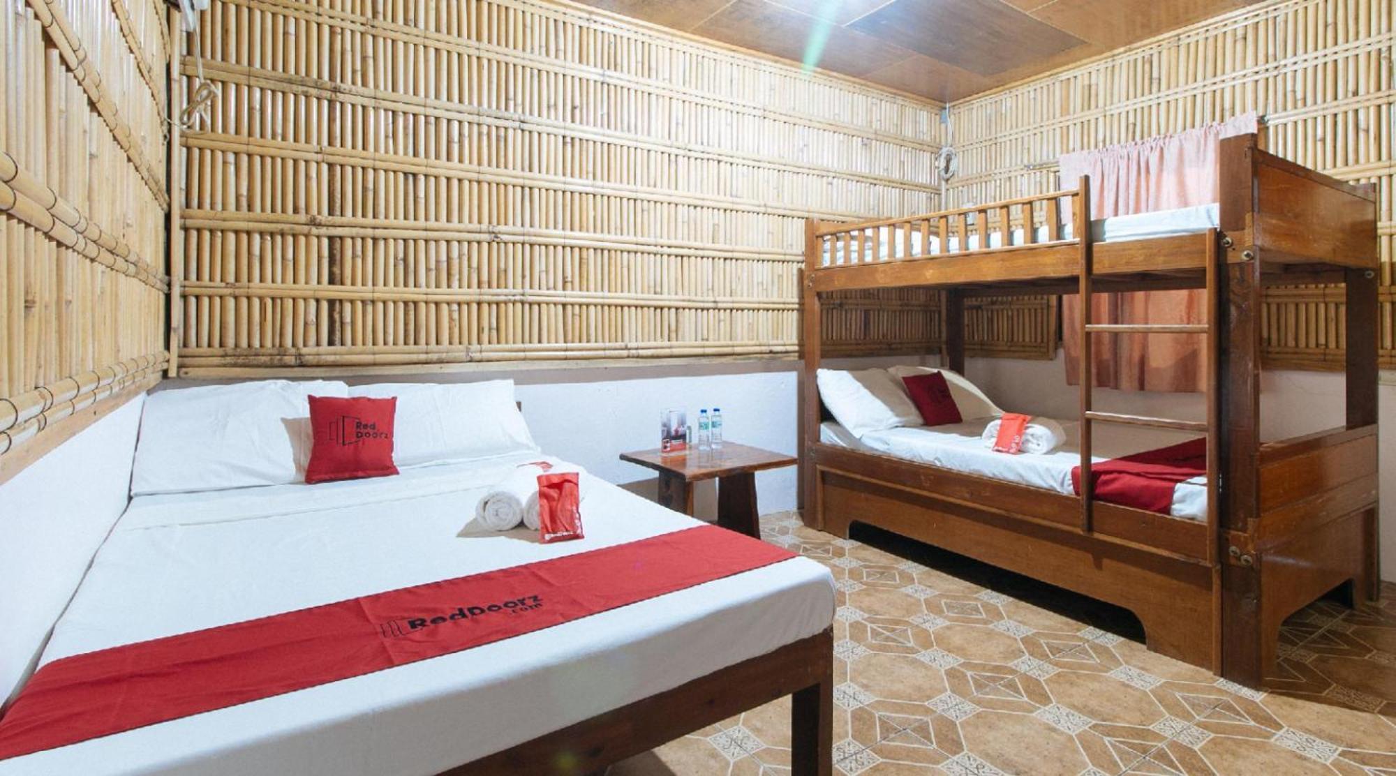 Reddoorz Hostel At Megans Paradisio Beach Resort 산 안토니오 외부 사진