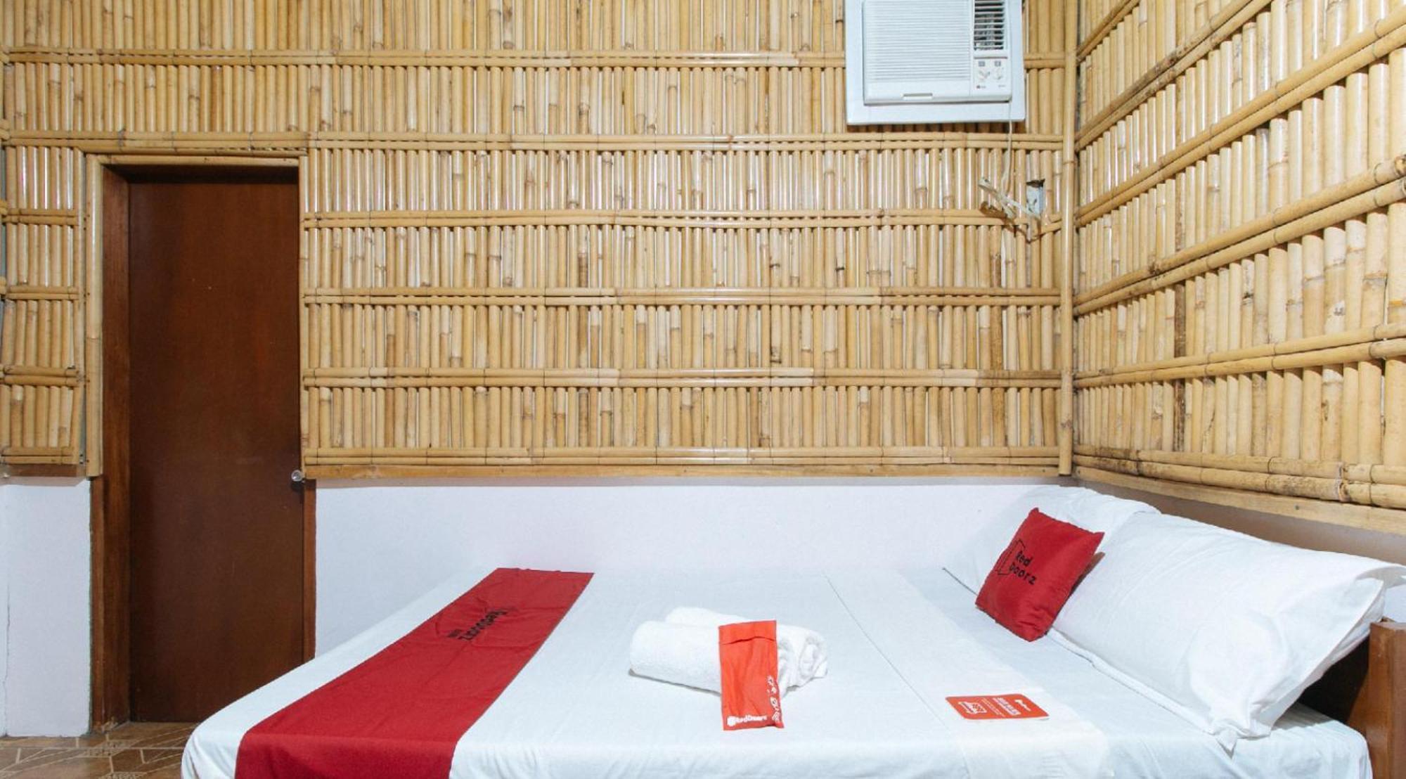 Reddoorz Hostel At Megans Paradisio Beach Resort 산 안토니오 외부 사진