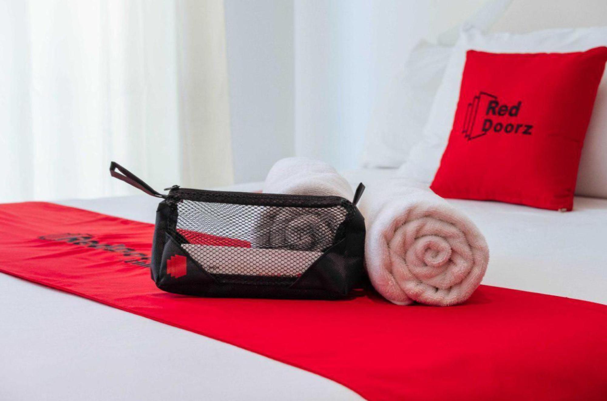 Reddoorz Hostel At Megans Paradisio Beach Resort 산 안토니오 외부 사진