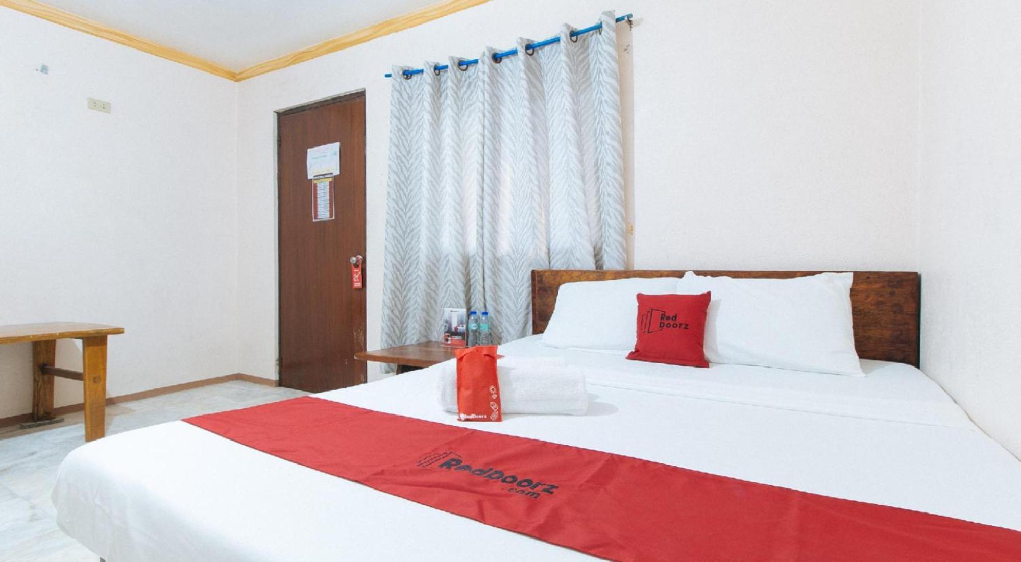 Reddoorz Hostel At Megans Paradisio Beach Resort 산 안토니오 외부 사진